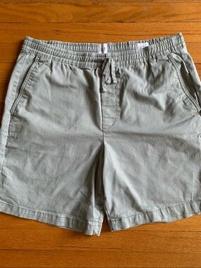 GAP Gray Easy Essential 7” Men’s Shorts (Large)
